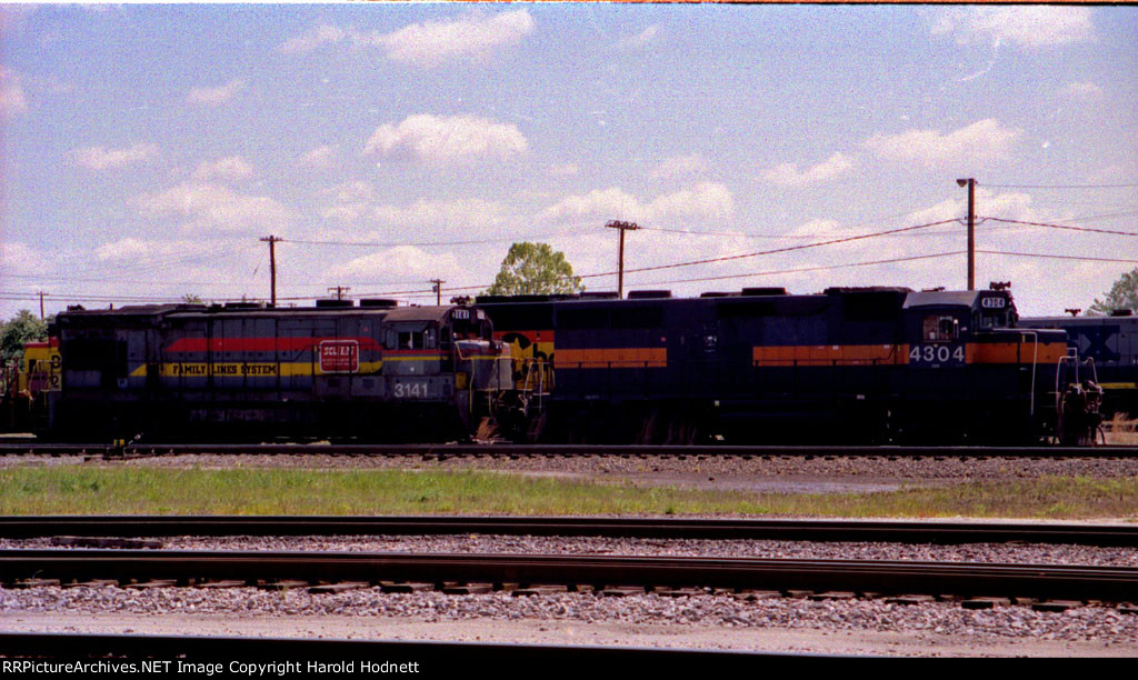 CSX 4304 & 3141 in the yard